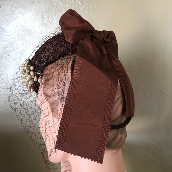 HIGH FASHION 1930s\' BROWN STRAW TILT TOQUE WITH A CLUSTER OF PEARLS/LEAVES/VEIL main image 5